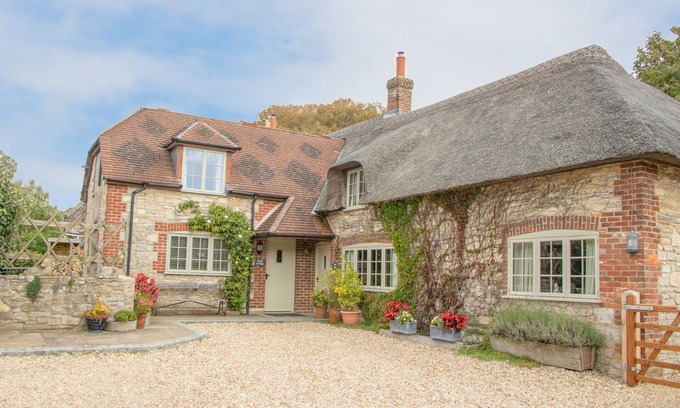 West Lulworth Cottage | FORGE COTTAGE, pet friendly, with a garden in West Lulworth