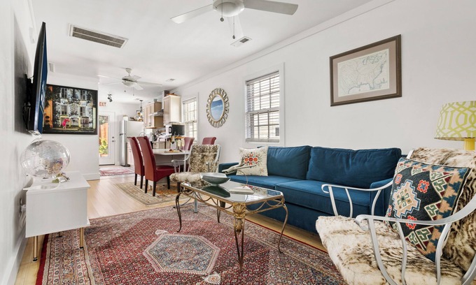 North-Central House | Fountain and Lanterns | Minutes to everything!