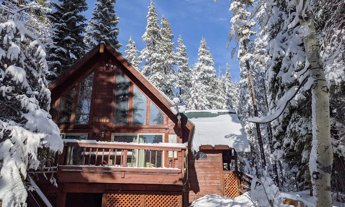 Pla-Vada Woodlands Cabin | Four seasons Mountain Chalet close to ski resorts