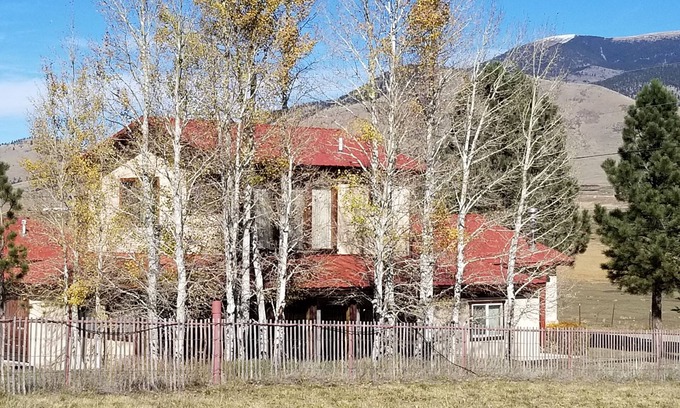 Eagle Nest Cabin | FOUR TOES MOUNTAIN LODGE nestled in the Sangre de Cristo Mtns/Ski/Hike/Fish/Hunt