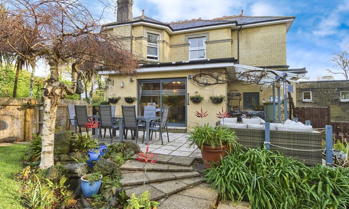 Shanklin House | Foxhills - a house that sleeps 16 guests in 8 bedrooms