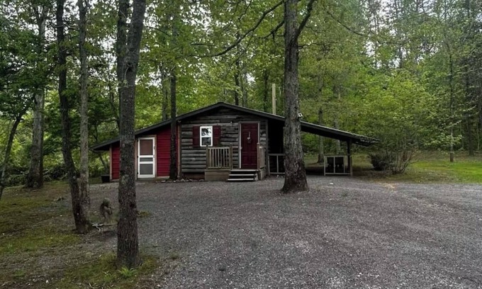 Groveoak Cabin | Fox’s Den Close to Town! Perfect for fishermen and Albertville Sand Mtn park