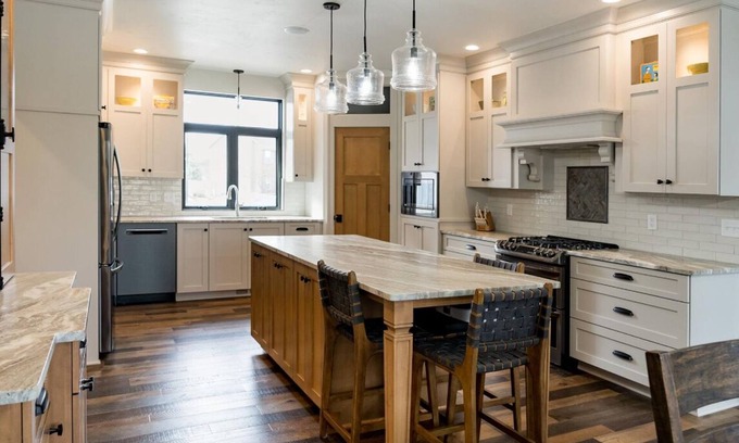 Manitowoc House | Foxy Lady the Luxury house w/Packer themed basement 30 min to Lambeau/GB Draft