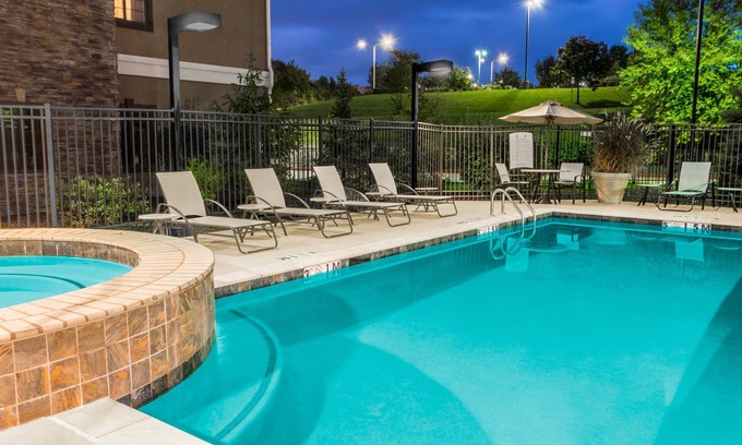 Independence Condo | Free Breakfast. Outdoor Pool. Your Next Vacation!