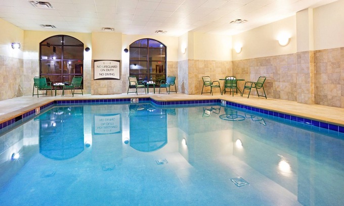 Oak Ridge Condo | Free Breakfast. Pool & Gym. Near the University of Tennessee Arboretum!