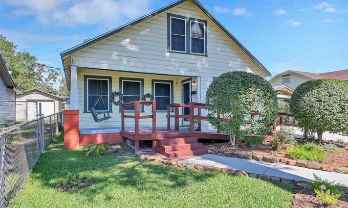 Conroe Cottage | Free Coffee Wifi Smart TV all bdrms Fenced yard