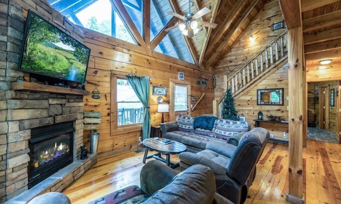 Pigeon Forge Cabin | Free Dollywood tickets+ more! Family Friendly cabin 1/2 mile from the Parkway !