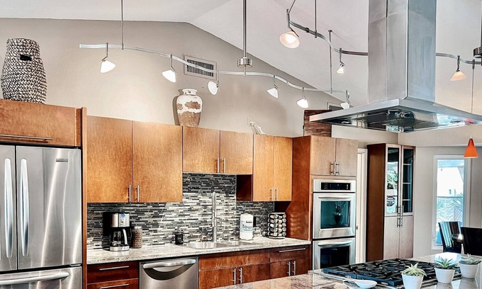 La Buena Vida House | Free Heated Pool-I mi to State Farm Stadium-Westgate-Family & Entertaining Home