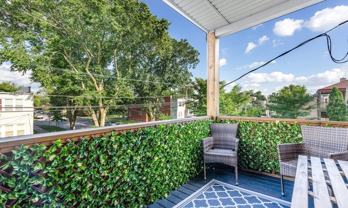 Skokie Condo | Free Parking, Balcony near Universities, NAPA, Ravinia and train to Chicago