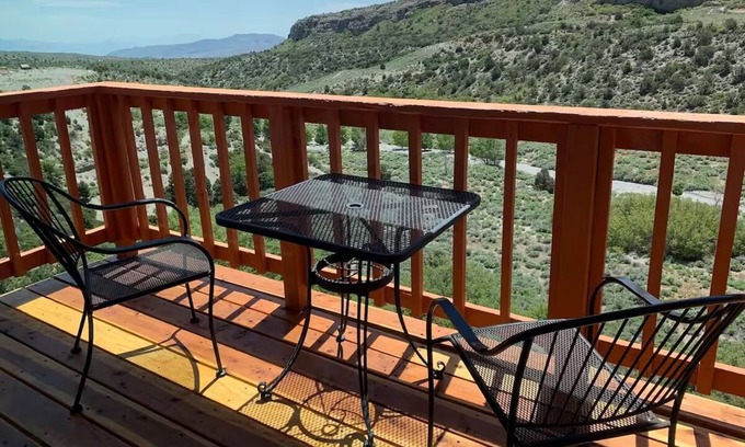 Mount Charleston Hotel | Free Parking, Pet-Friendly Comfort & Year-Round Entertainment in the Pines