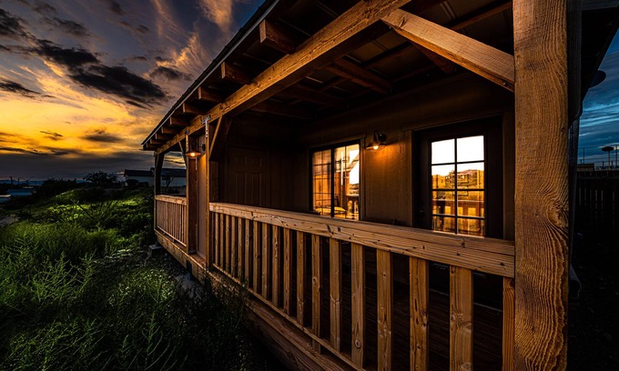 Tombstone Cabin | Free parking&WIFI Historic Decor&Balcony Views Miners Cabin #2(KING-Accessible)