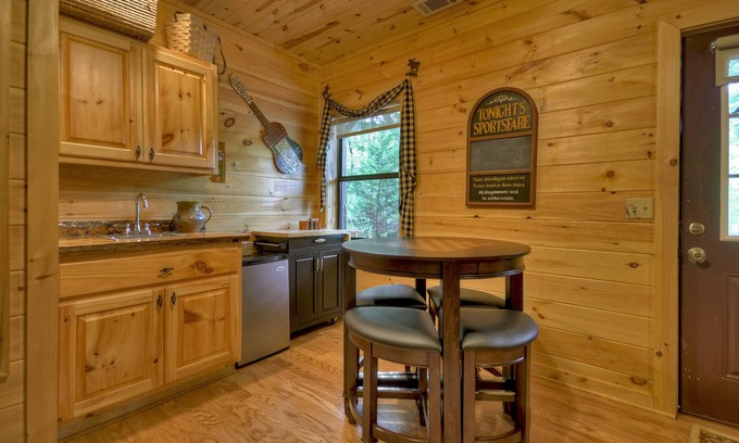 Epworth Cabin | *Free Whitewater Rafting & Ziplining* Enjoy Fightingtown Creek access in this spectacular cabin