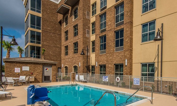 Charleston Condo | Free Wi-Fi + Free Breakfast Buffet + Outdoor Pool | Great Location!