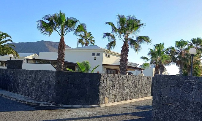 Montana Roja Villa | FREE WIFI, BBQ, UKTV & minutes to fantastic restaraunts of Faro Park