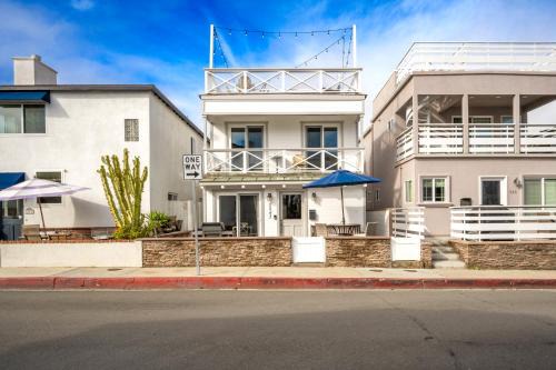 West Newport House | Freshly Renovated Beach House Steps to the Beach