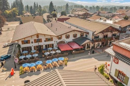 Leavenworth House | Front Street Suites - Alice Lodging