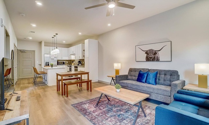 Forest Park Apartment | Frontdesk | 1 BR Apt close to Legion Field Stadium