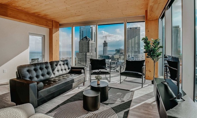 East Town Apartment | Frontdesk | Stunning 3BR w / City & Lake Views