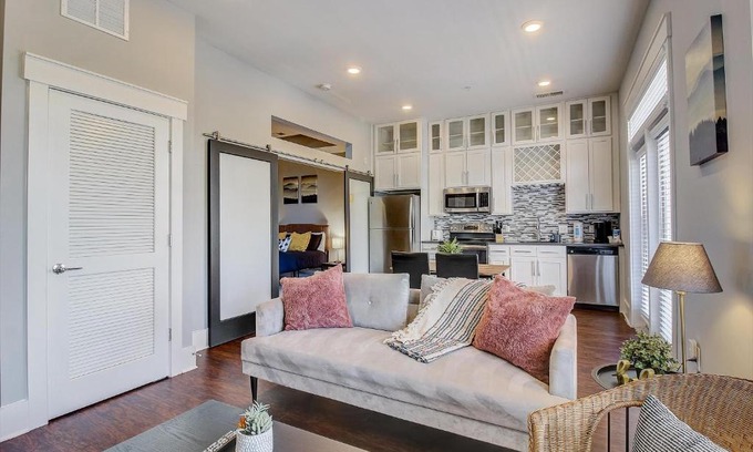 Commonwealth Apartment | FRONTDESK Village at Commonwealth Apts Plaza Midwood Charlotte