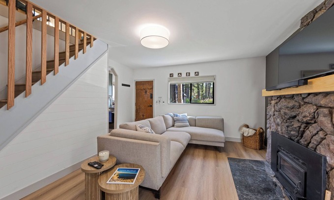 Pla-Vada Woodlands House | Frosty Pines Cabin: Cozy 2 Bedroom Family Retreat