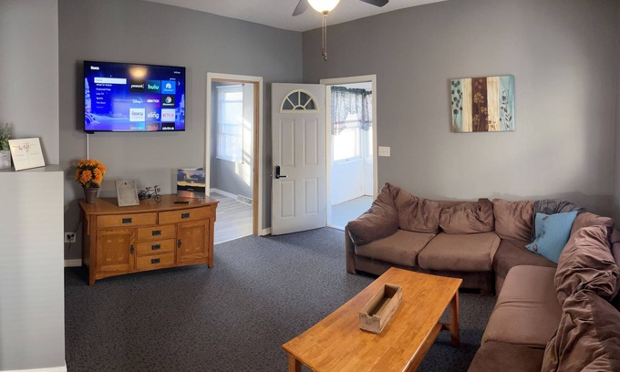 Ottawa House | Full House in Downtown Ottawa, Very Short Walk to Downtown and Restaurants!