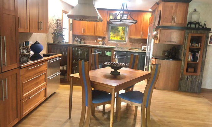 Verona House | Fully decked out 4 Bdrm, relaxing backyard retreat. Minutes from Epic