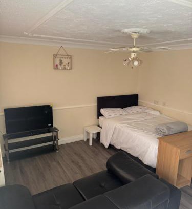 Canvey Island Apartment | Fully en-suite with kitchen