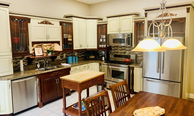 Schnitzelburg House | Fully Furnished, 30 Day Plus in the Heart of German Town, Walk to Everything!