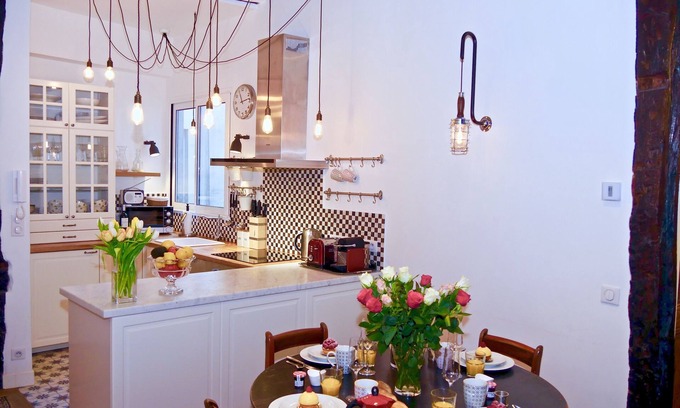 Arts-et-Metiers Apartment | FULLY RENOVATED very quiet charming 2bed/2bath flat in the Marais sleeps up to 4