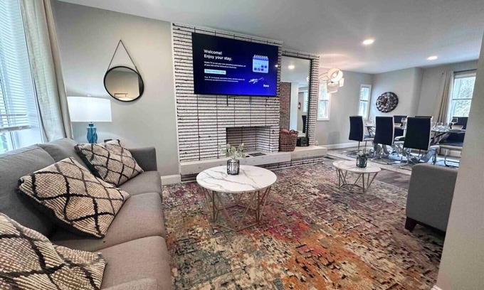 Baldwin House | Fun 4 BR 2 bath FULL renovated house w/driveway