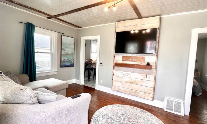 Des Moines House | Fun, group friendly house close to fair! Sleeps 8