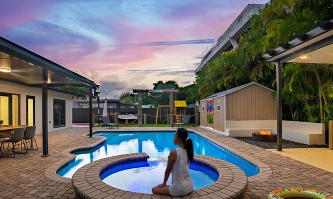 Hialeah House | Fun Retreat: 6BR Pool, Games, Jacuzzi, BBQ & More