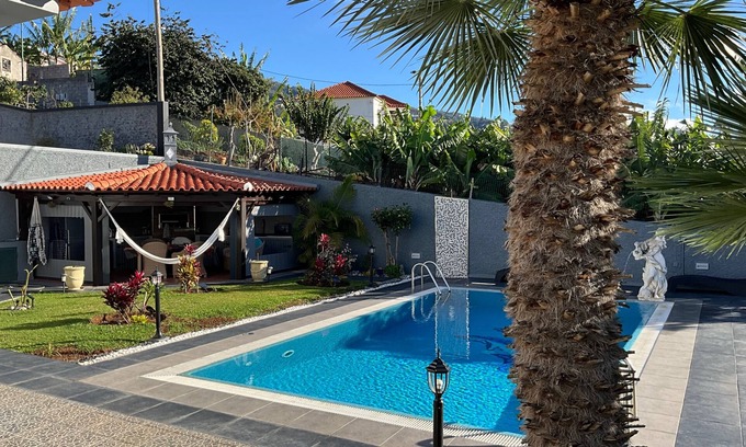 Sao Roque Apartment | Funchal Apt- Sleeps 2 - Pool & Parking - Madeira