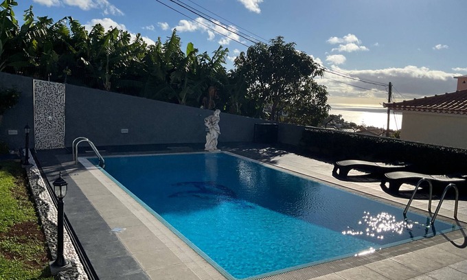 Sao Roque Apartment | Funchal Apt- Sleeps 2 - Pool & Parking - Madeira