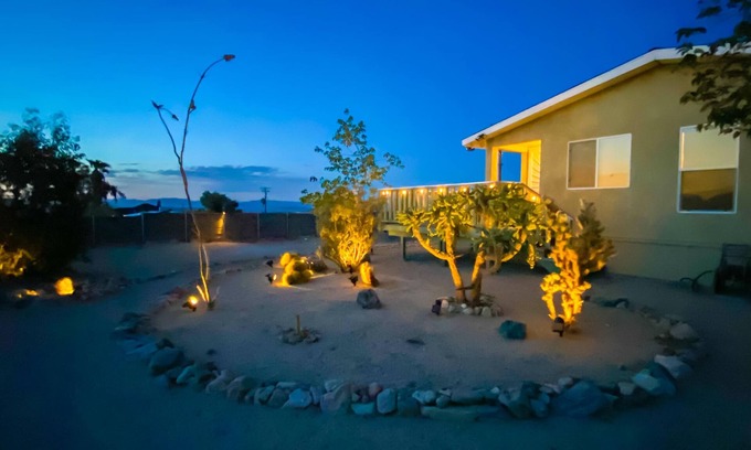 Twentynine Palms House | Funky movie House, stunning views! 4 min to Joshua Tree park, Fire Pit & Pool