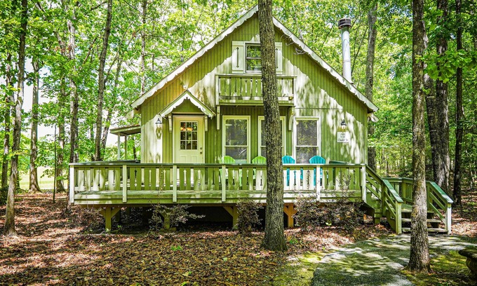 Pine Mountain Ski Chalet | Fur babies welcome in this wooded view chalet!