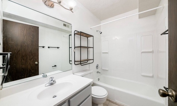 Northwest Columbus Apartment | Furnished Resort Style Apartment w/WIFI & Parking