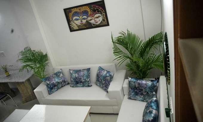 Delhi Apartment | Furnished Service apartment for minimum 1 month stay with common Kitchen