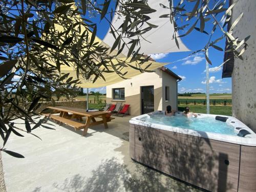 Nouans House | Gîte du Petit tenu 17 couchages -jacuzzi -2h Paris et 6 min gare Vivoin