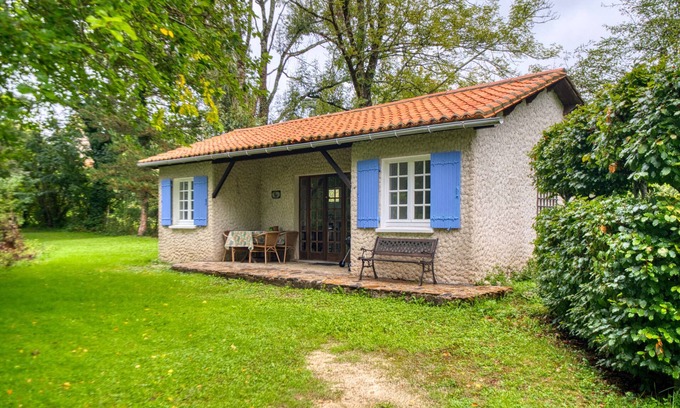 Varaignes House | Gîte Le Pêcheur - Domaine l'Étang des Mirandes with Shared Pool