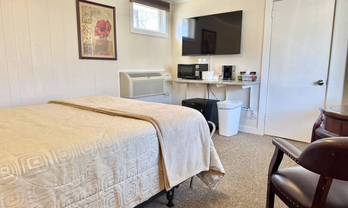 Hulls Cove Hotel | Gallagher's Travels Room Ten (Queen)