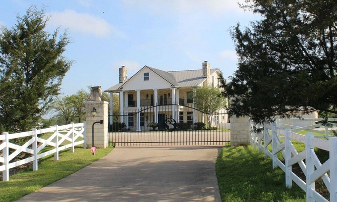 Wellborn House | Game Day/Family Gathering/Wedding venue with Pool. Largest in College Station.
