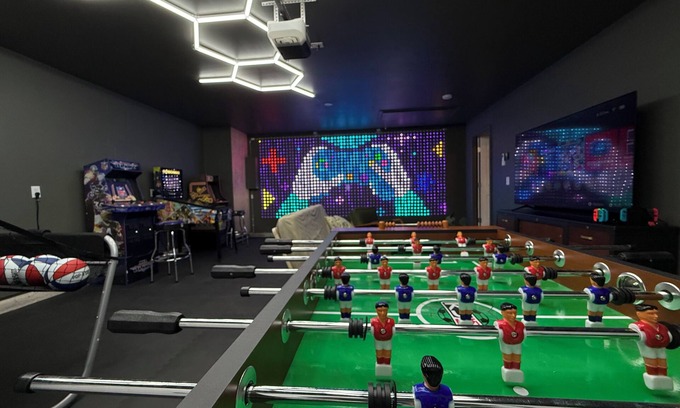 Fountain Inn House | Game On! Epic Gameroom, King, fireplace, firepit, parking, 300Mbps, 5 Smart TVs