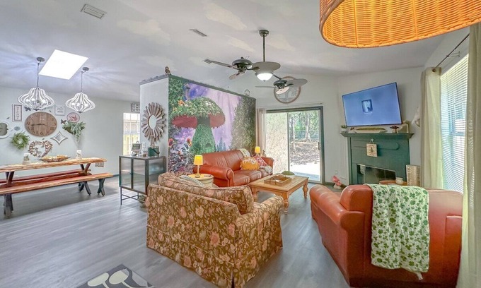 Tallahassee House | Game Room-Dogs-Fence yrd- King Bed