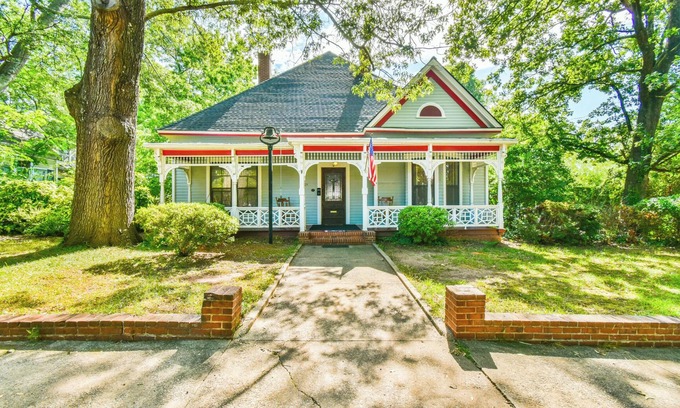 Athens House | Gameday House Steps from Stadium Sleeps 12+ Kentucky & Ole Miss Game