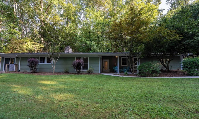 Central House | Gameday Lakehouse 3 minutes from Clemson with Pontoon rental available