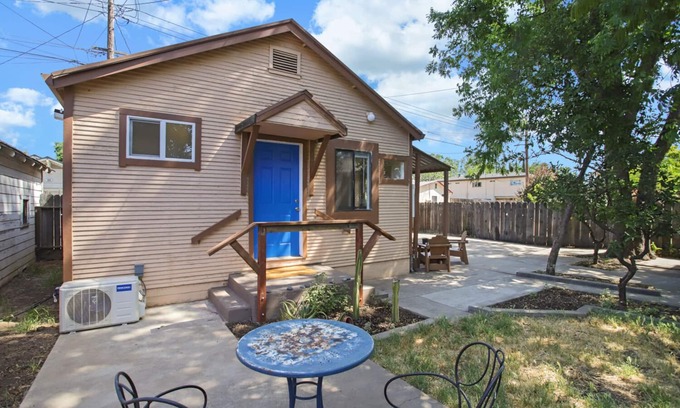 Lodi Cottage | Garden Cottage In Little Mexico. Walk downtown.