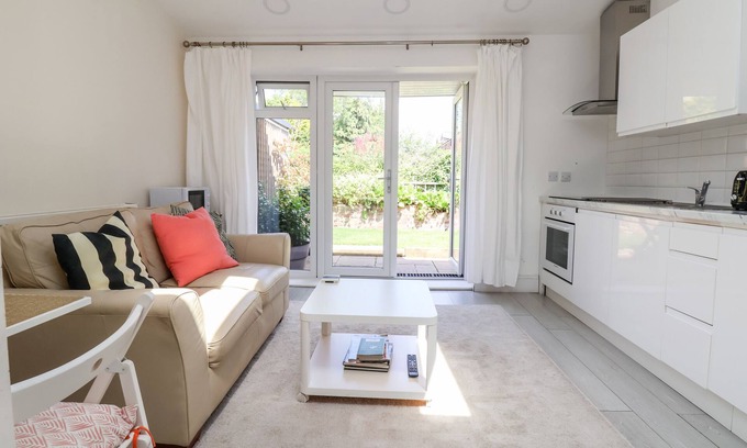 New Brighton Cottage | GARDEN STUDIO, pet friendly, with a garden in New Brighton
