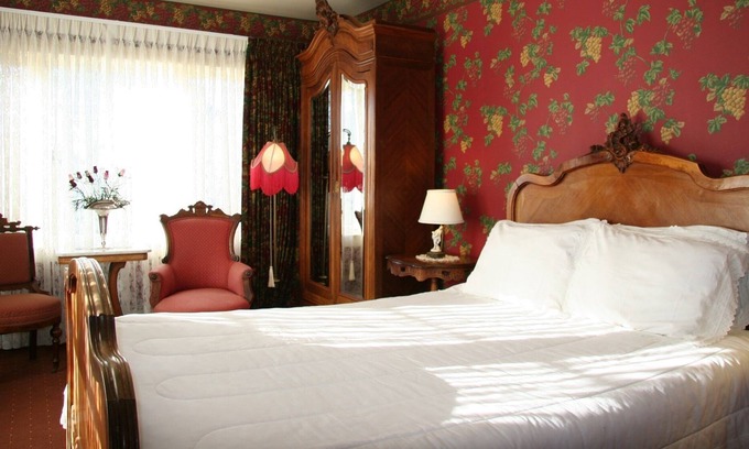 Pacific Grove Cabin | Garden view/1880French QUEENBED/armoire/1840Empire dresser/marble top table/show