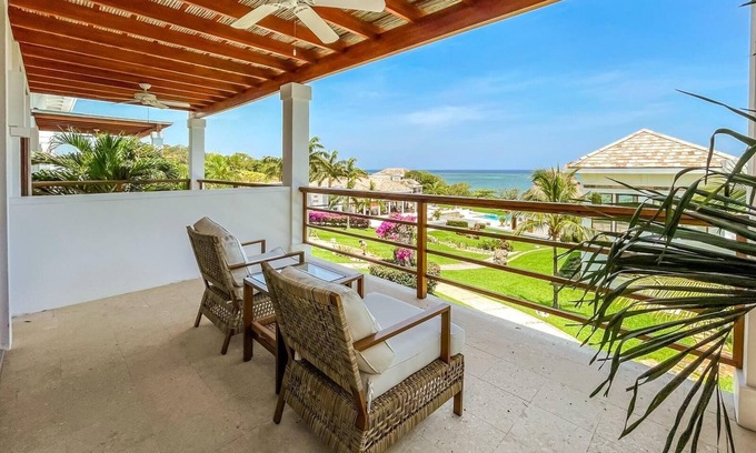 Pristine Bay Hotel | Garden View Standard Room at Las Verandas (2)